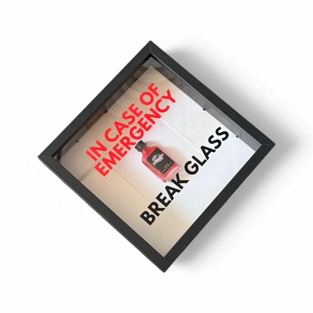 "I tilfelle nødstilfelle, knus glasset" – veggbilde med shot "BUMSBAR" svart