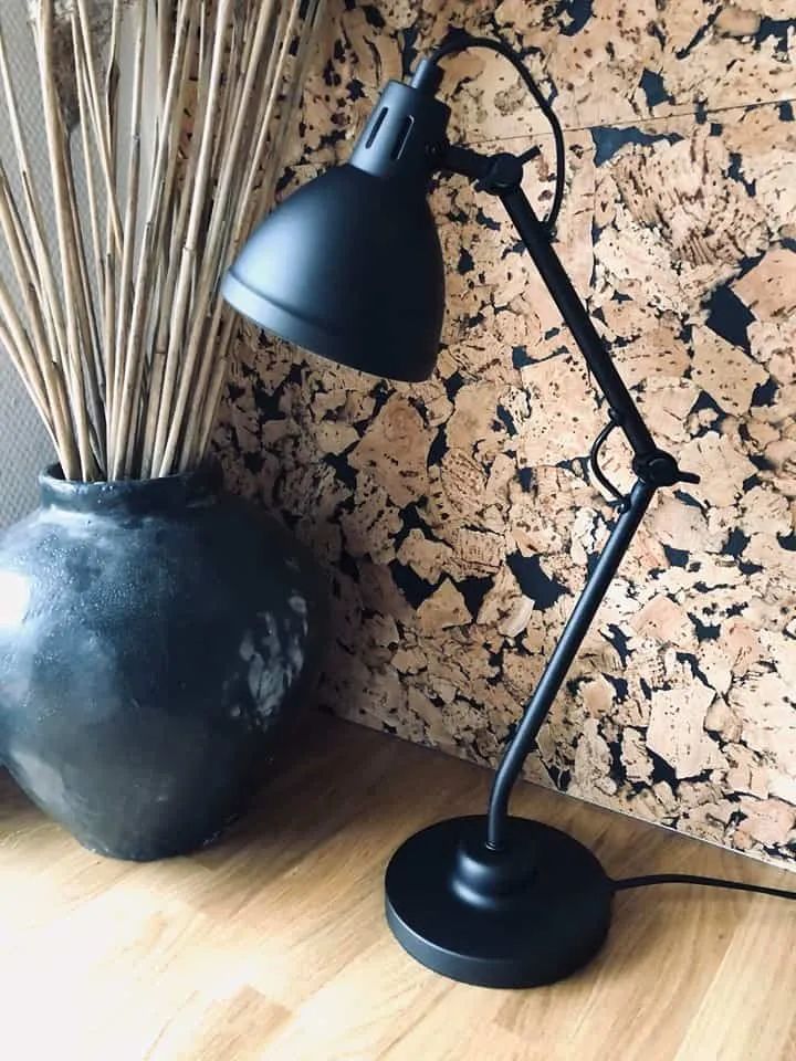 Bordlampe med "knekk" - Sort metall