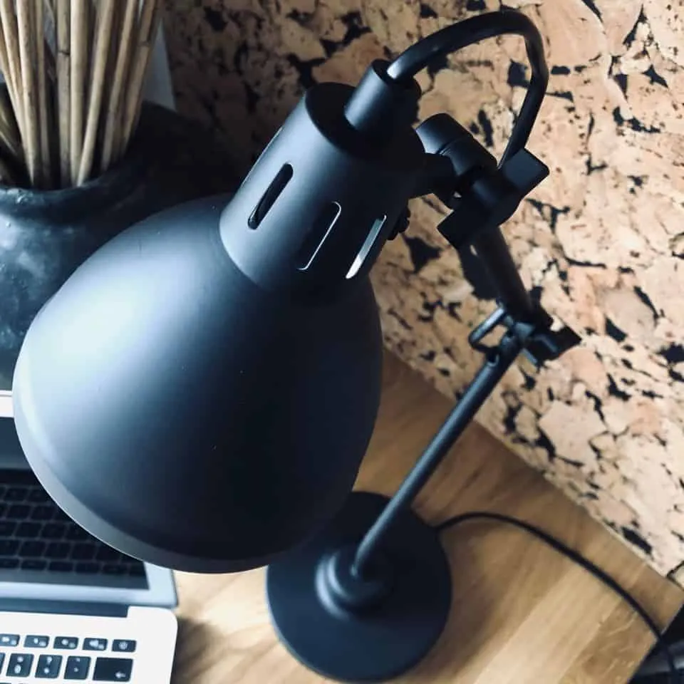 Bordlampe med "knekk" - Sort metall