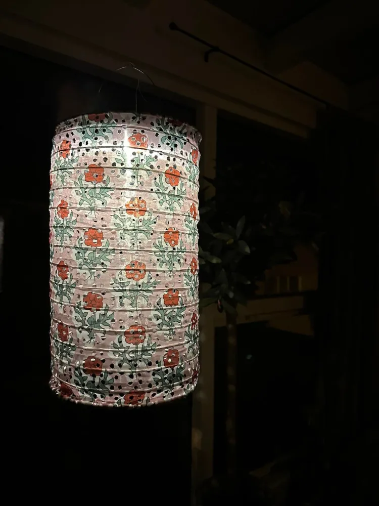 Lampe sylinder med solceller – Flower Rose