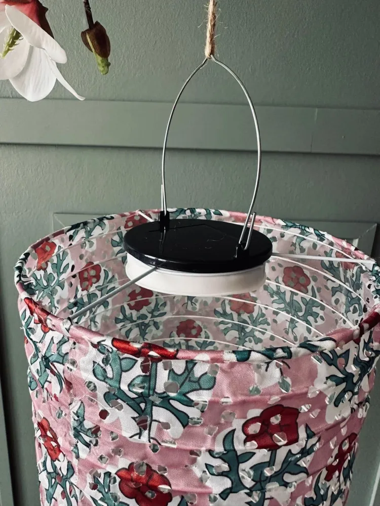 Lampe sylinder med solceller – Flower Rose