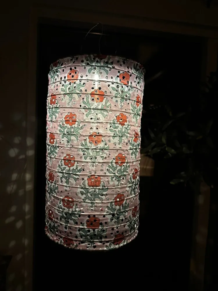 Lampe sylinder med solceller – Flower Rose