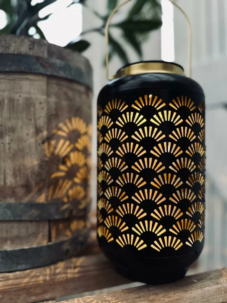 Lanterne med solceller – Sort / Gull
