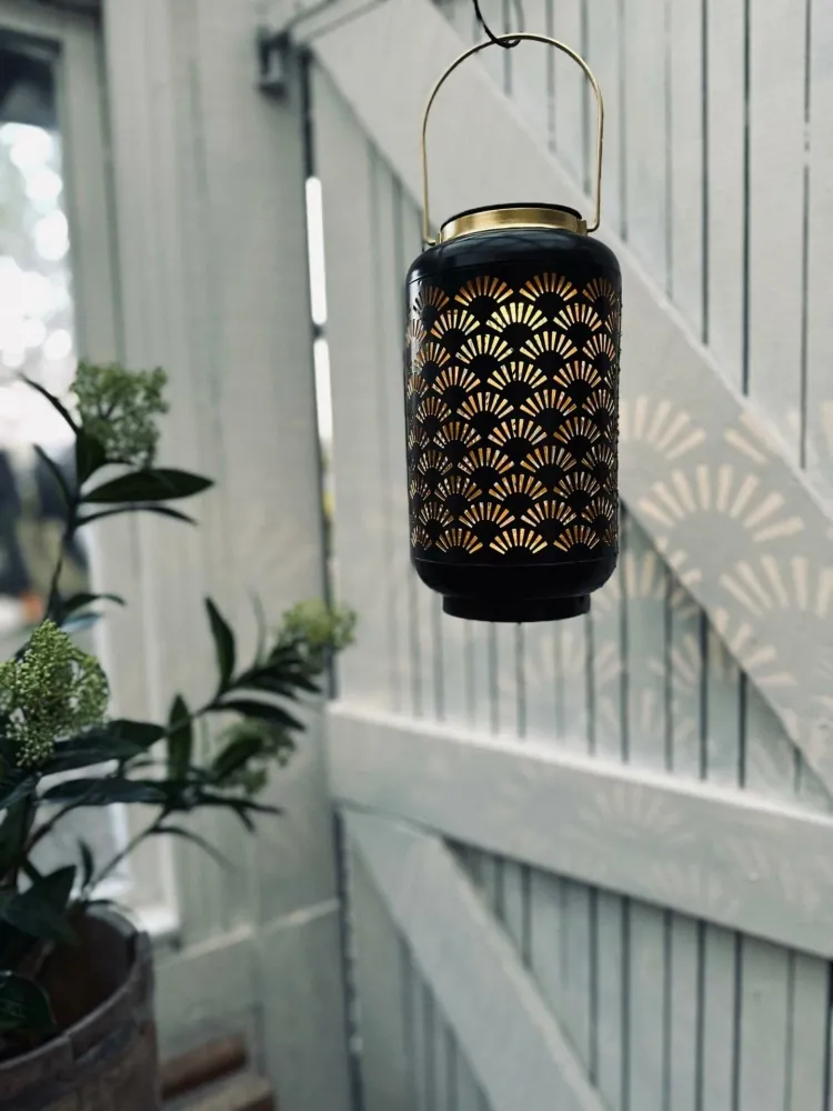 Lanterne med solceller – Sort / Gull