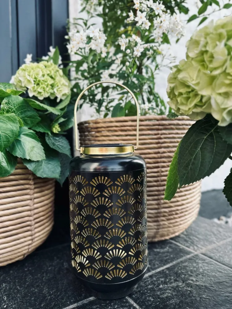 Lanterne med solceller – Sort / Gull