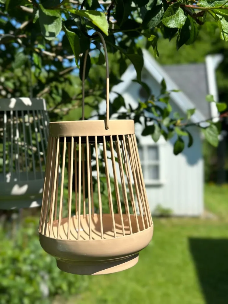 Lanterne ZANDA med solceller – Lys gyllen