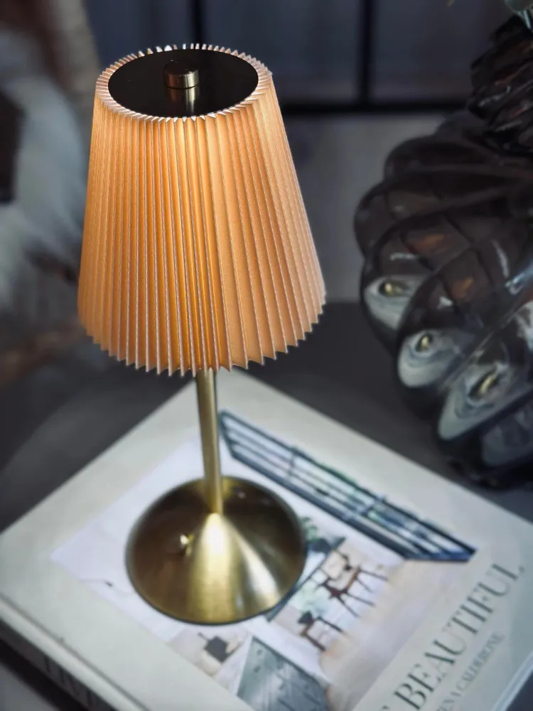 LED bordlampe Plisse´ beige - oppladbar