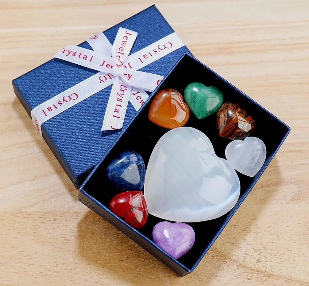 Chakra Heart Sett m/ 50mm Clear Quartz Heart + 7 pcs 20mm Chakra Hearts