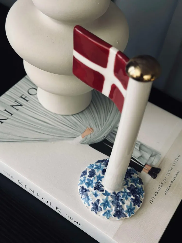 Flagg keramikk – Dannebrog m. blå fot