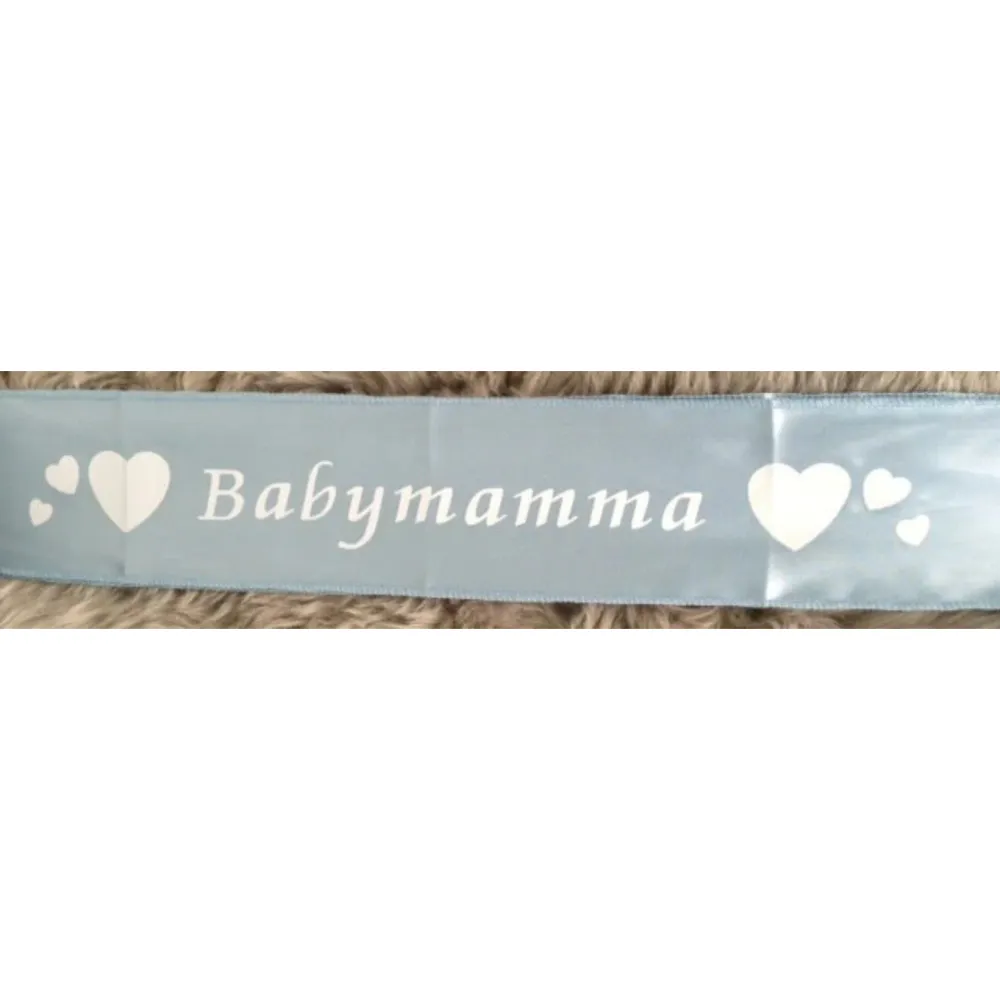 Lyseblå ordensbånd med hvit tekst babymamma + hjerter