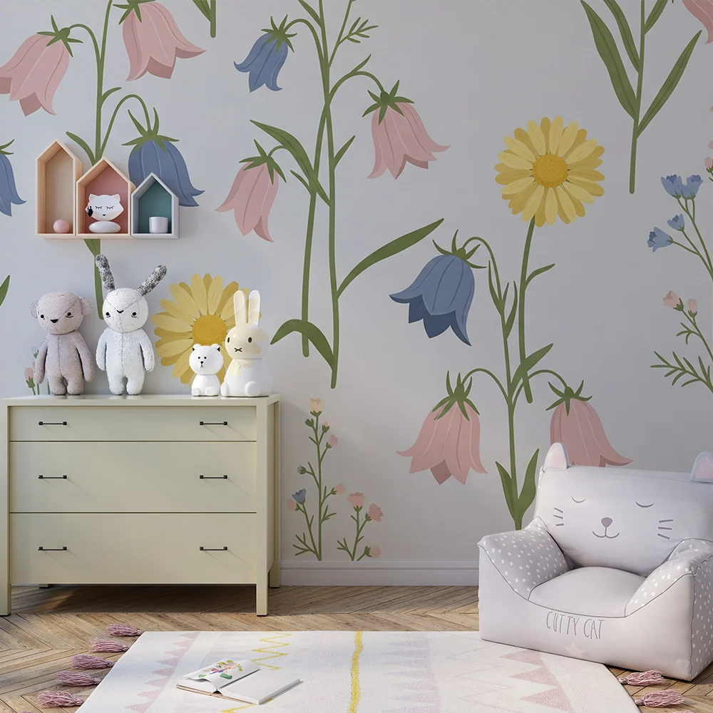 Barnetapet | Blomster i lyse pastellfarger på lys bakgrunn