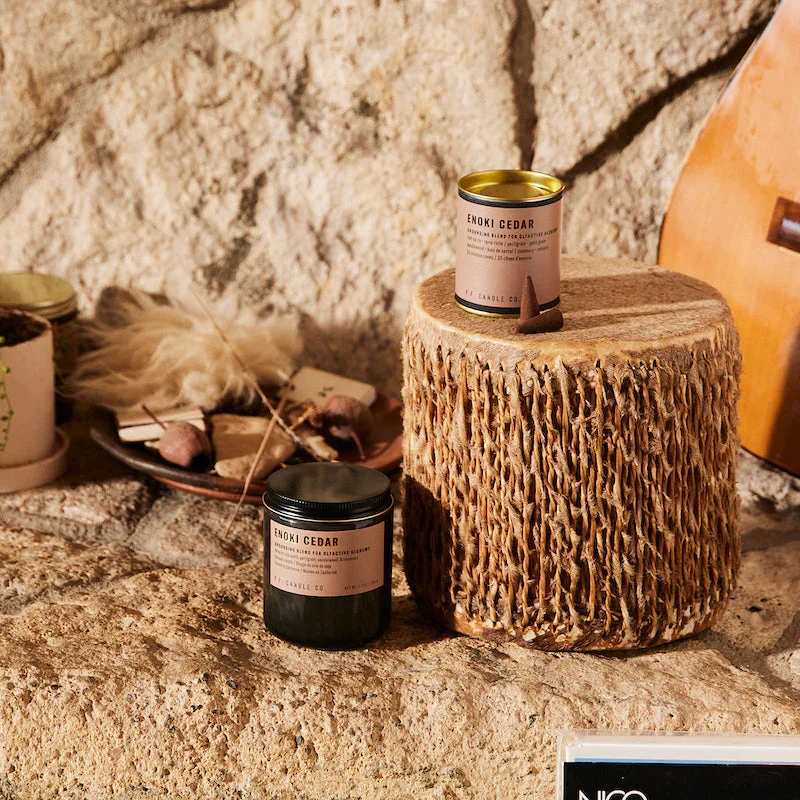 P.F. Candle Co. Duftlys, Alchemy No. 02 Enoki Cedar