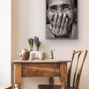 Fnisende kvinne - Svart / Hvit 50x70 cm