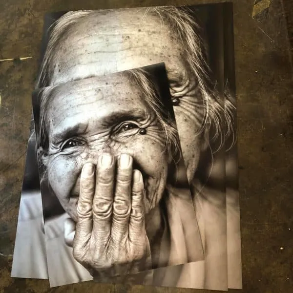 Fnisende kvinne - Svart / Hvit 50x70 cm