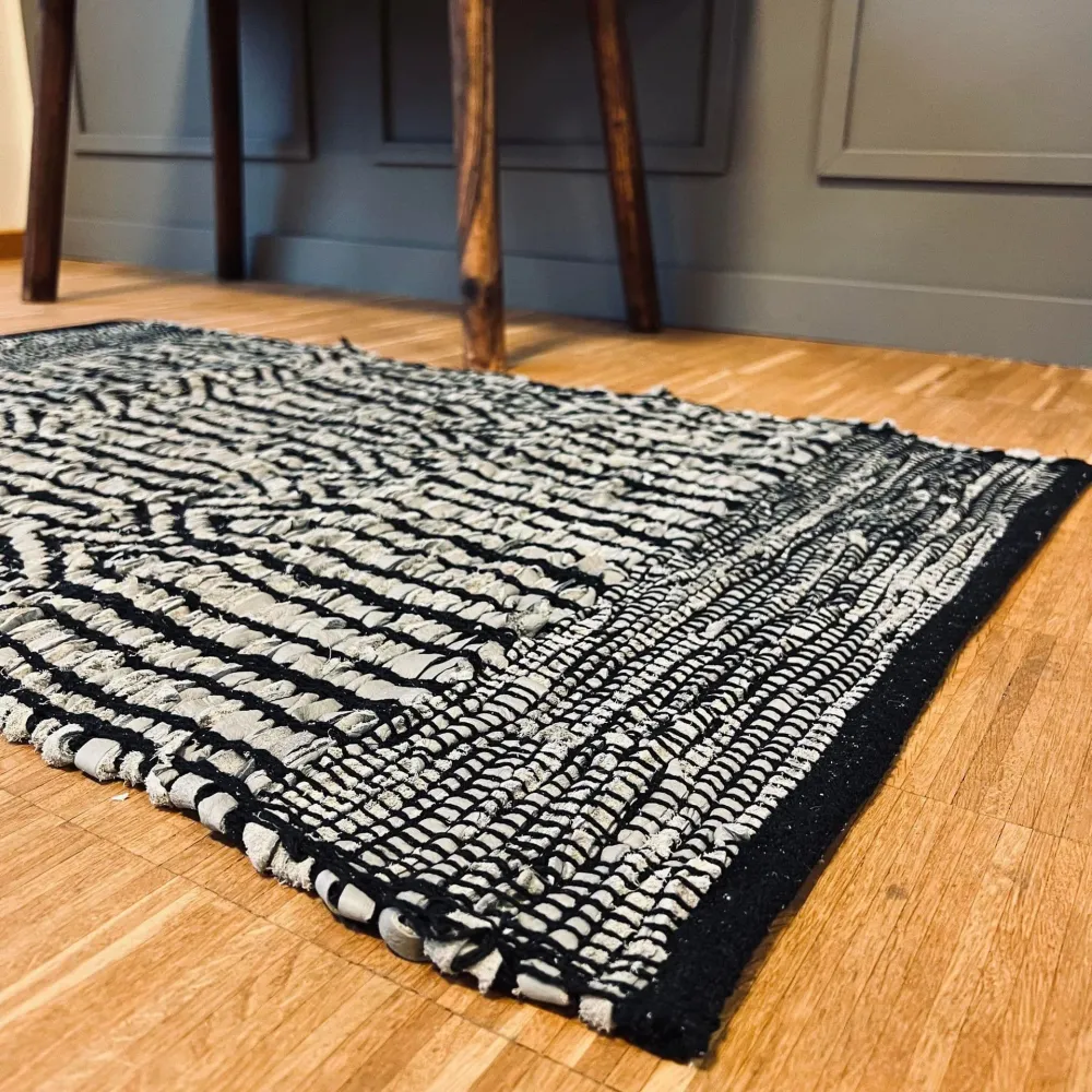 Gulvteppe i flettet skinn – 60x90 cm