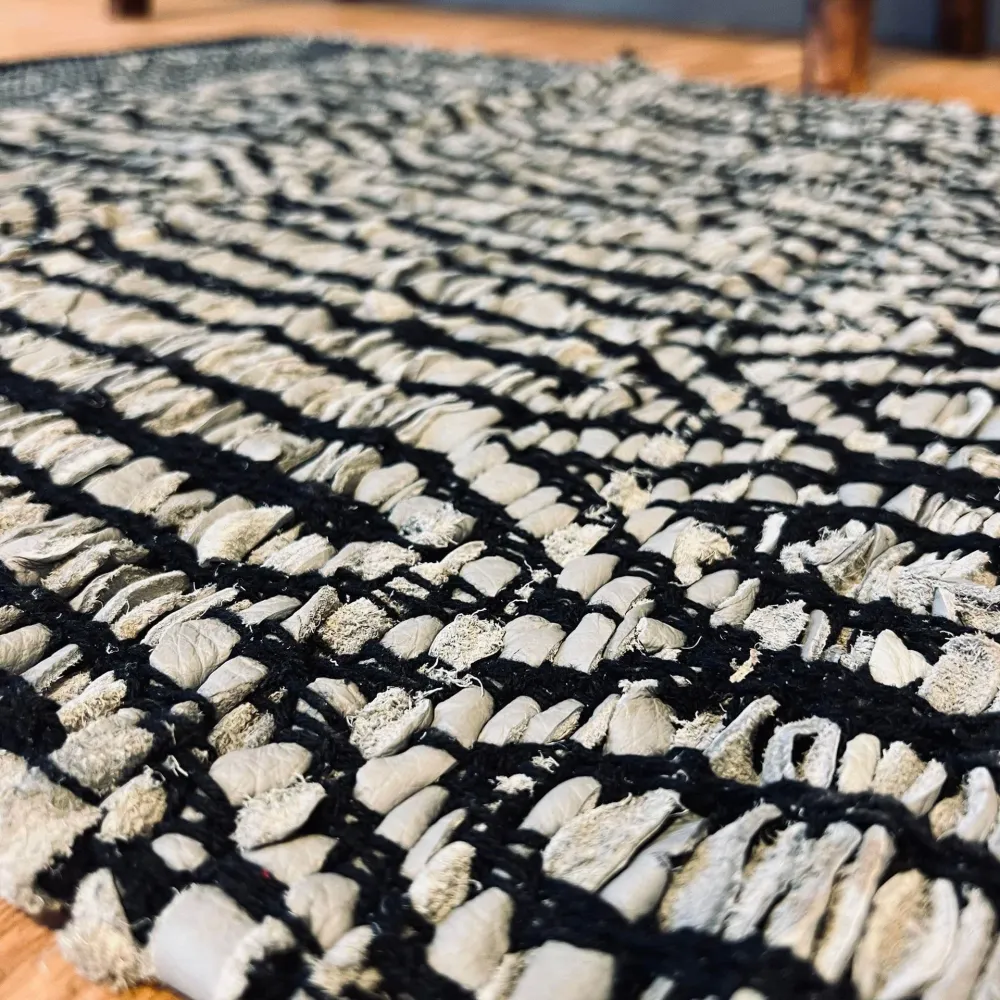 Gulvteppe i flettet skinn – 60x90 cm