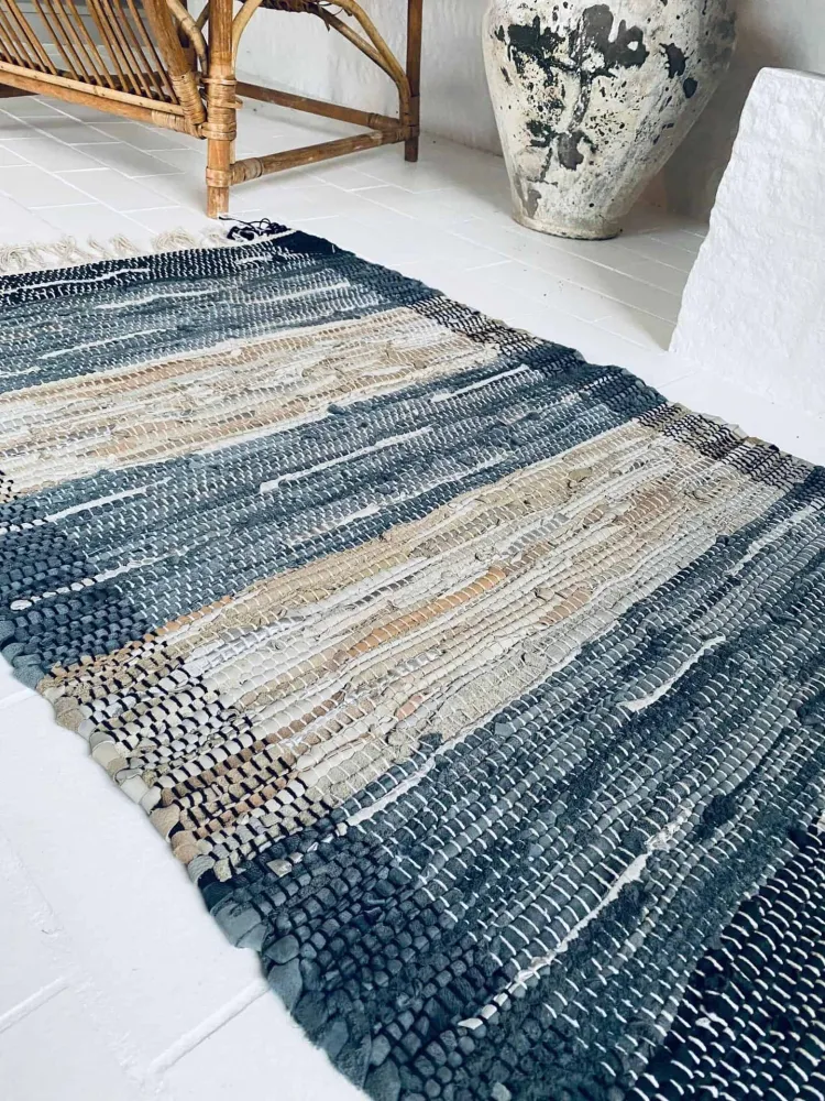 Gulvteppe i flettet skinn - 70x140cm
