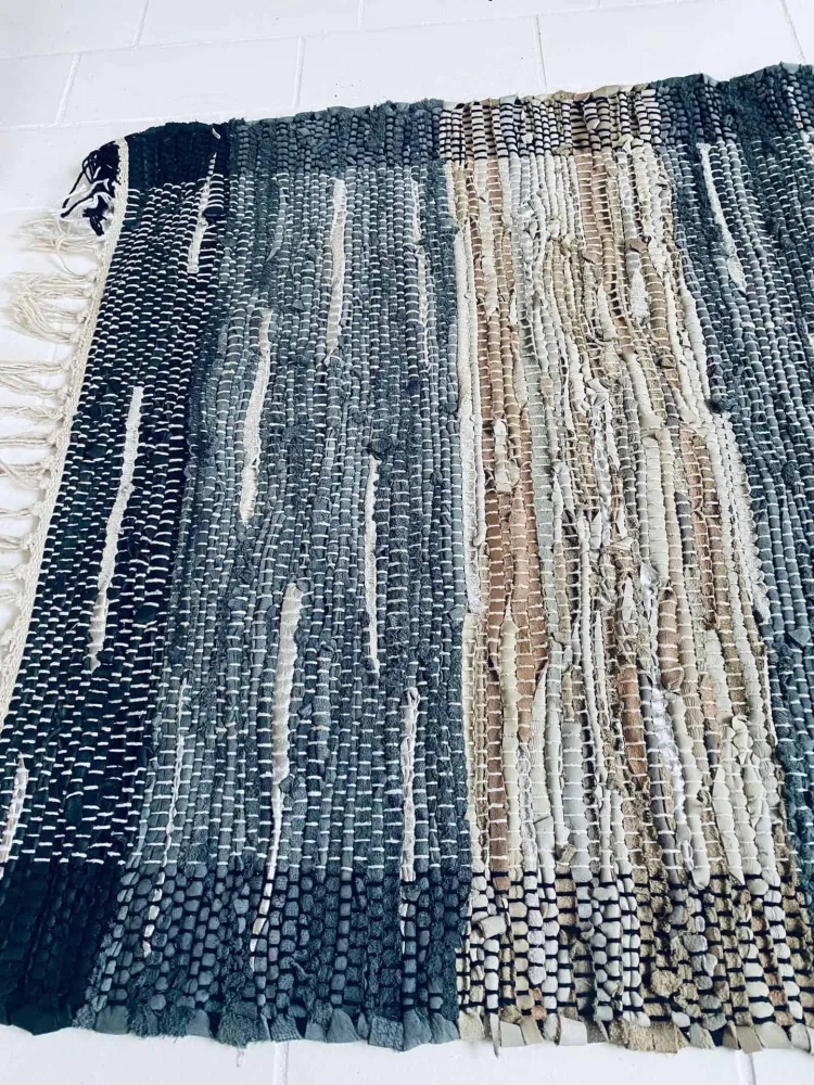 Gulvteppe i flettet skinn - 70x140cm
