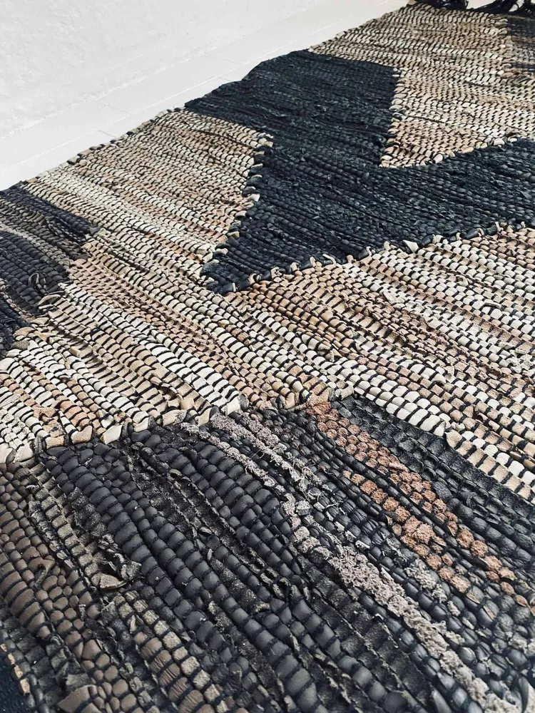 Gulvteppe i flettet skinn – Brown zigzag 60x90cm