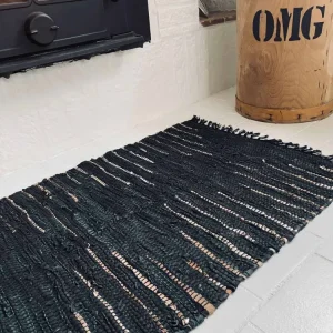 Gulvteppe i flettet skinn – Svart med effektstripe 70x140