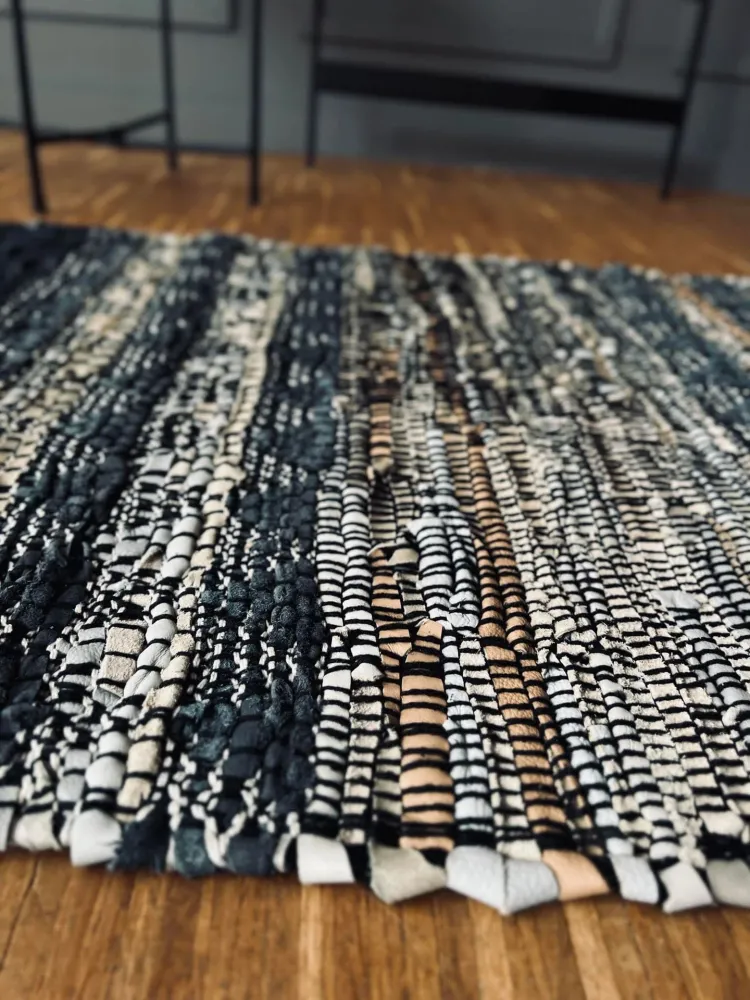 Gulvteppe i skinn - grå/blå med naturmønster - 60x90