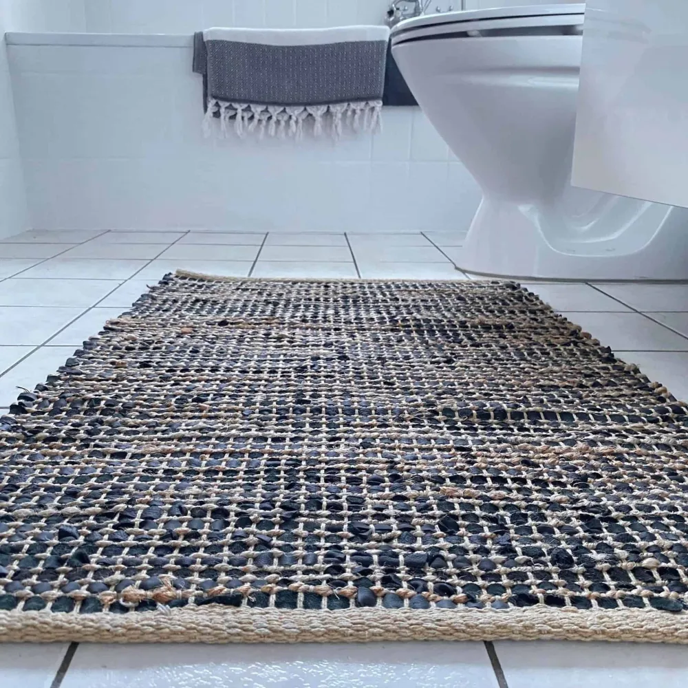 Gulvteppe i skinn og jute / baderomsmatte – 60x90cm