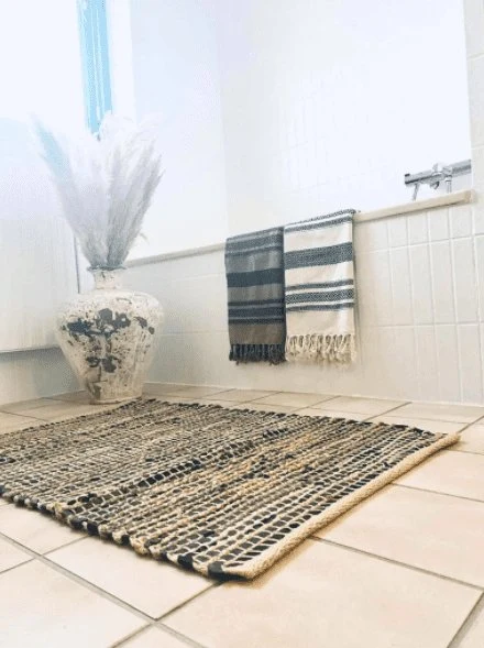 Gulvteppe i skinn og jute / baderomsmatte – 60x90cm
