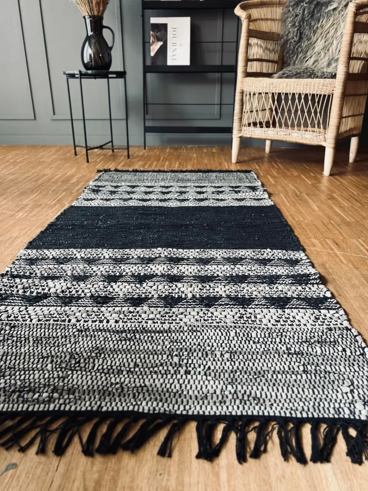 Gulvteppe i skinn - Svart mønster - 70x140cm