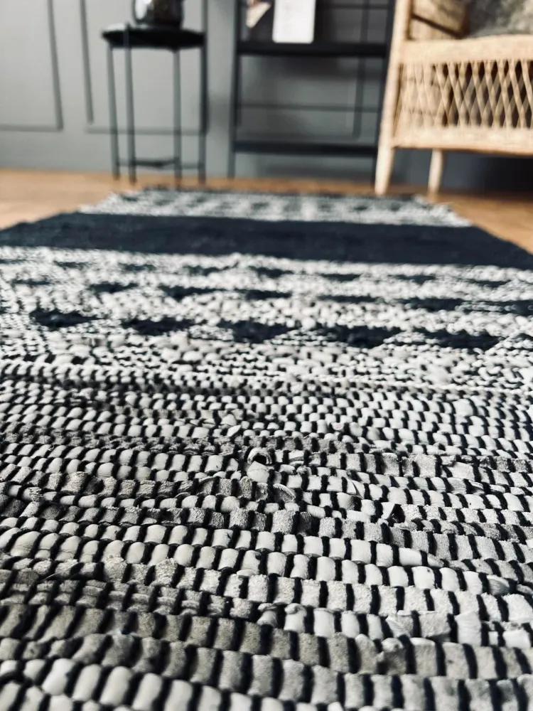 Gulvteppe i skinn - Svart mønster - 70x140cm