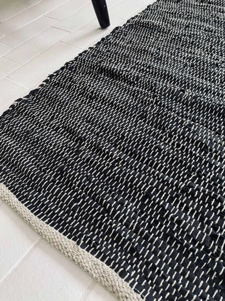 Gulvteppe i svart skinn med hvit tråd - 60x90cm
