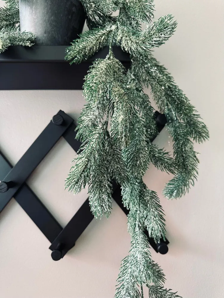 Hengende granranke med frost - 82 cm