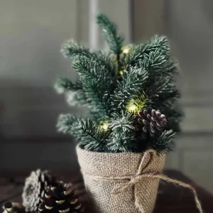 Juletre i potte med snø - inkl. lyskjede