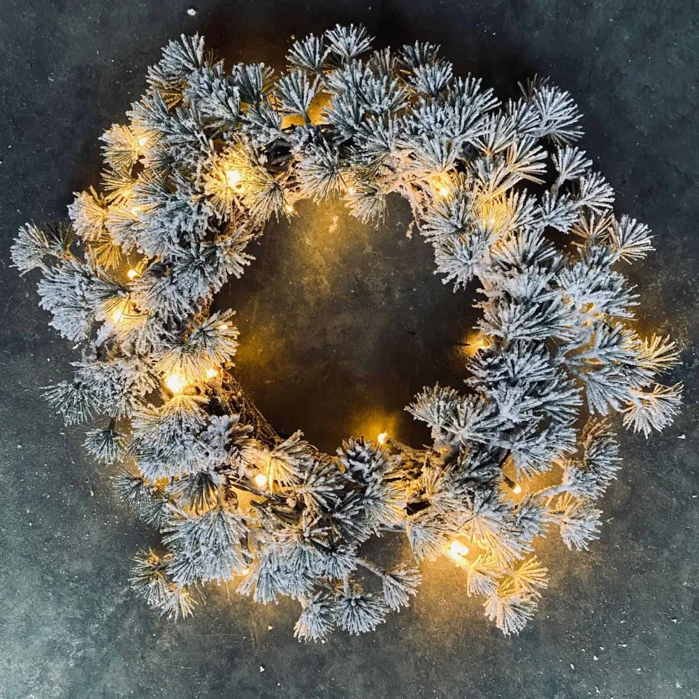 LED cederkrans med snø - 2 stk