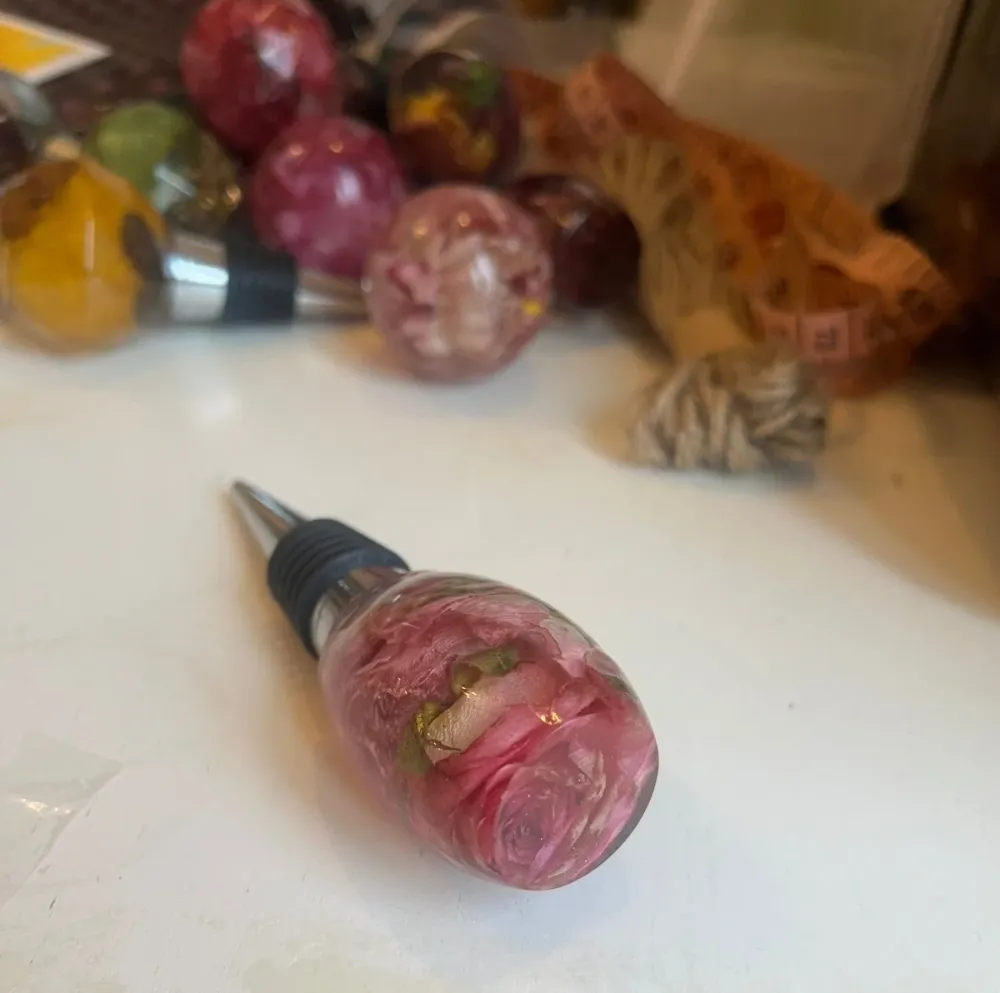 LYSEROSA ROSE vinstopper - ekte tørkede blomster