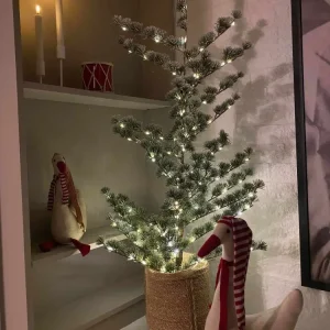Sedertre med snø og lyskjede 120 cm