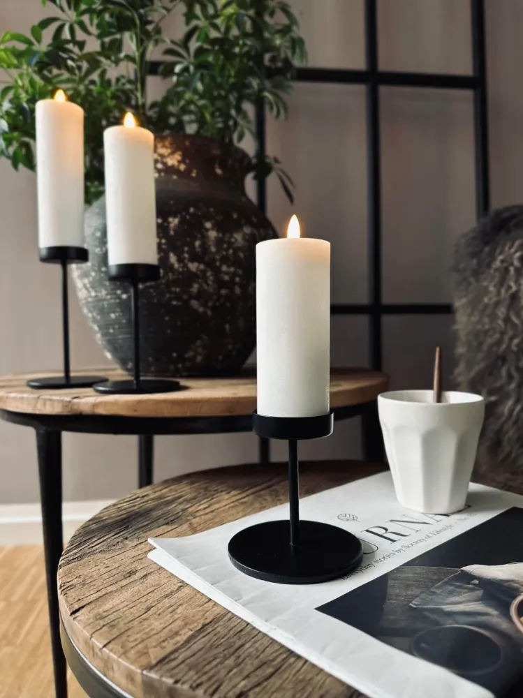 Sett med lysestaker til bloklys – Black Liva