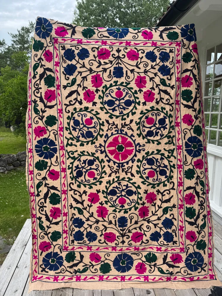 Suzani - brodert bomull (raw cut)