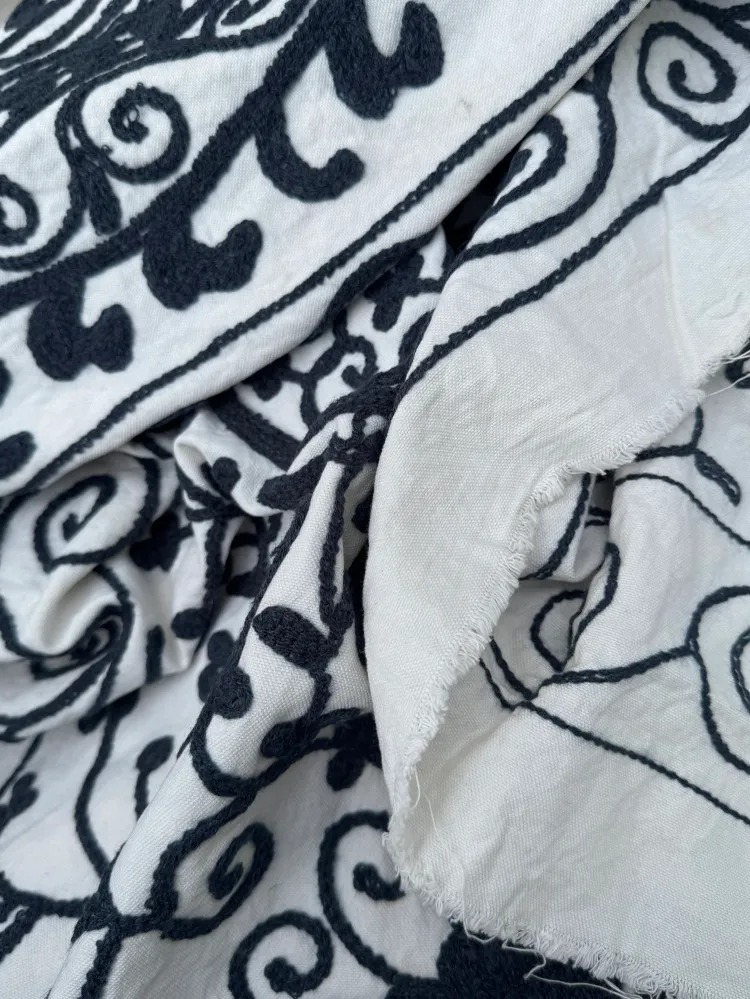 Suzani - brodert bomull (raw cut)