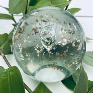 Vakker glasskule med gull - Papirvekt