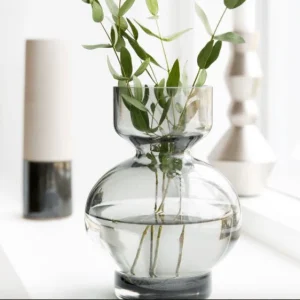 Vakker Lowa-vase i røykfarget glass