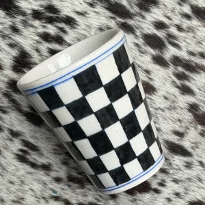 Vase med håndmalte ruter