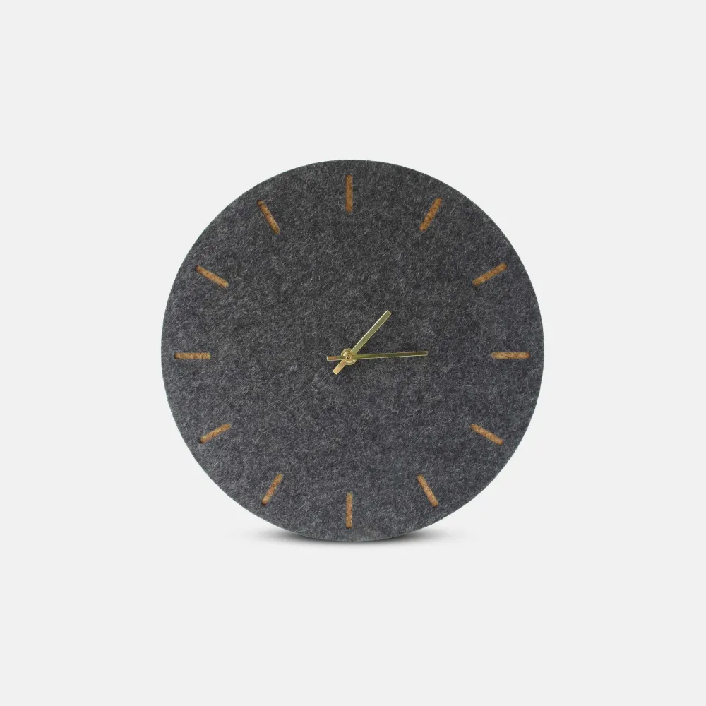 Veggklokke i filt og kork 30 cm | antrasitt - gull | Design: København