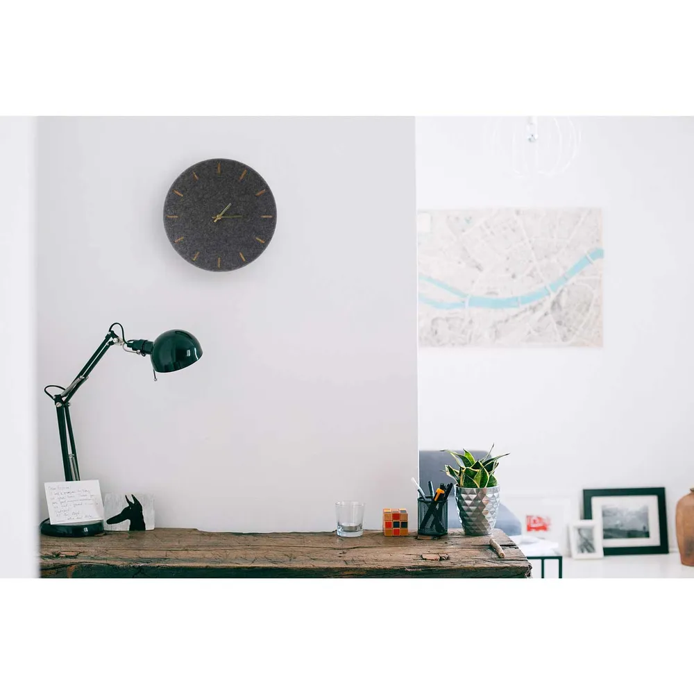 Veggklokke i filt og kork 30 cm | antrasitt - gull | Design: København