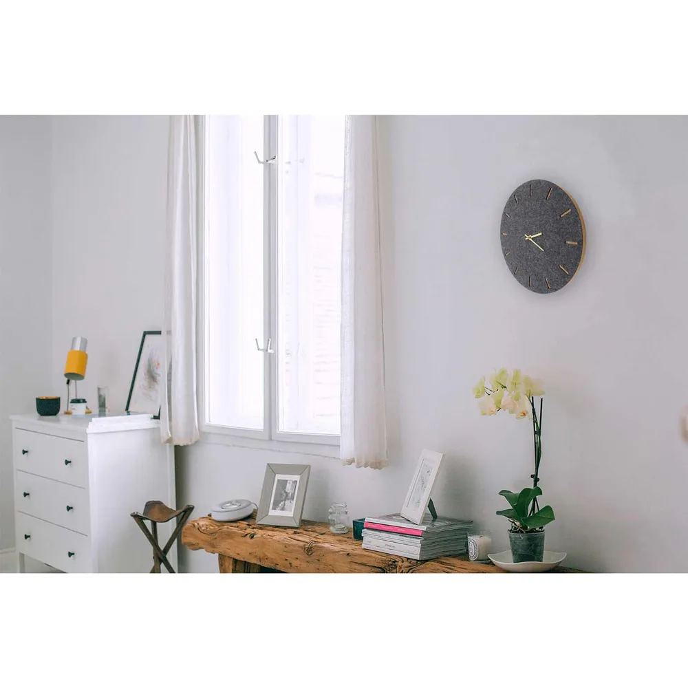 Veggklokke i filt og kork 30 cm | antrasitt - gull | Design: København