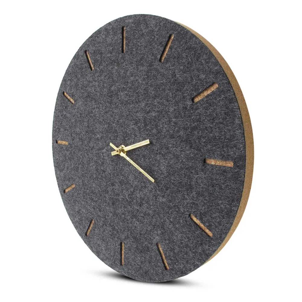Veggklokke i filt og kork 30 cm | antrasitt - gull | Design: København