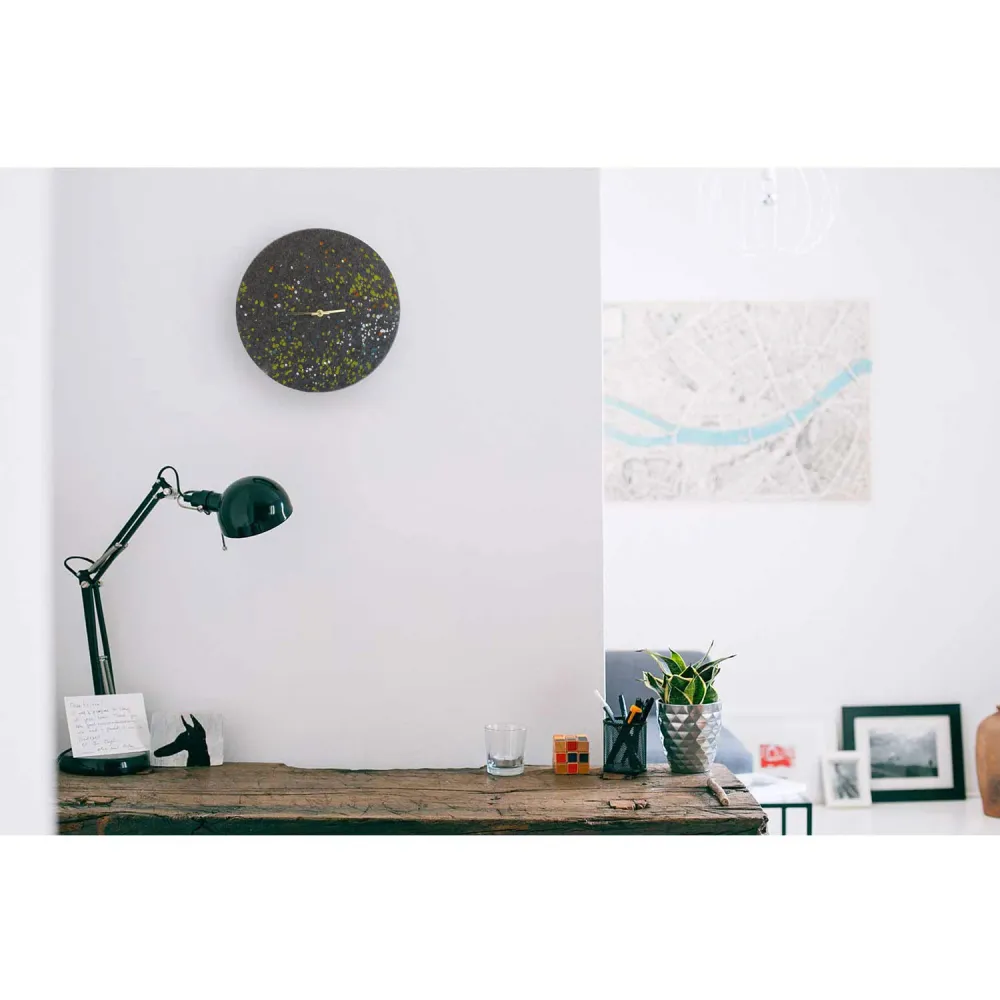 Veggklokke i filt og kork 30 cm | Design "Dots" av Anja Streese