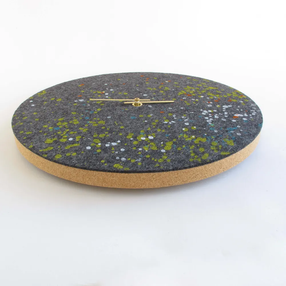 Veggklokke i filt og kork 30 cm | Design "Dots" av Anja Streese