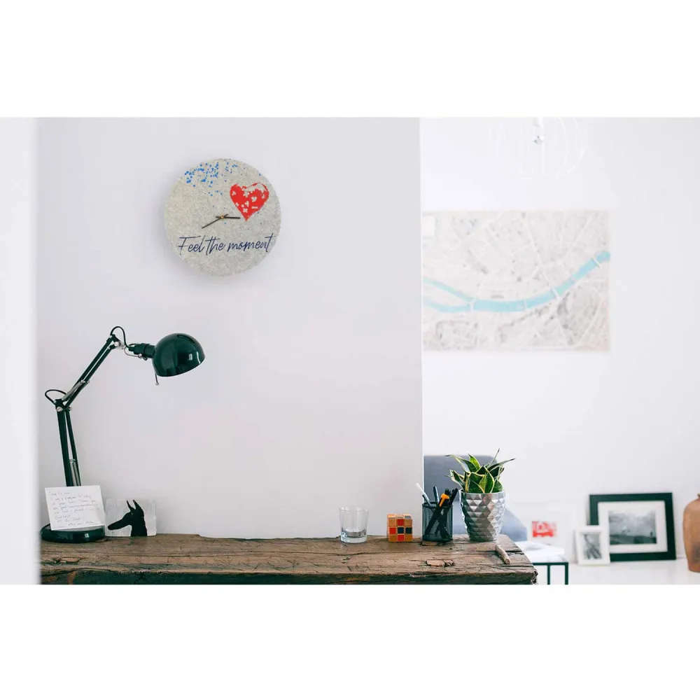 Veggklokke i filt og kork 30 cm | Design "Heart" av Anja Streese