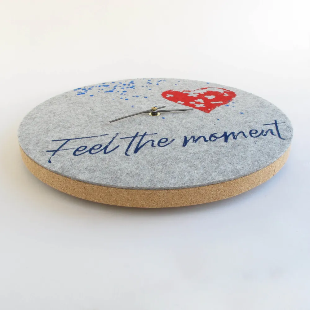 Veggklokke i filt og kork 30 cm | Design "Heart" av Anja Streese