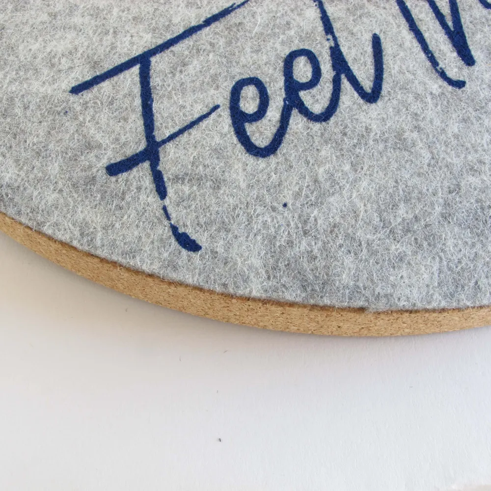 Veggklokke i filt og kork 30 cm | Design "Heart" av Anja Streese